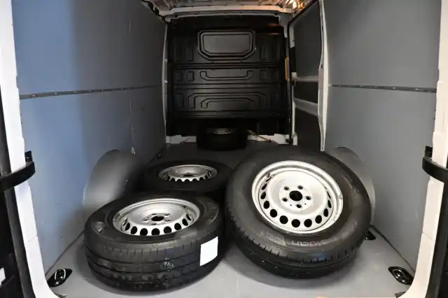 Valkoinen Pakettiauto, Volkswagen Crafter – FNX-739