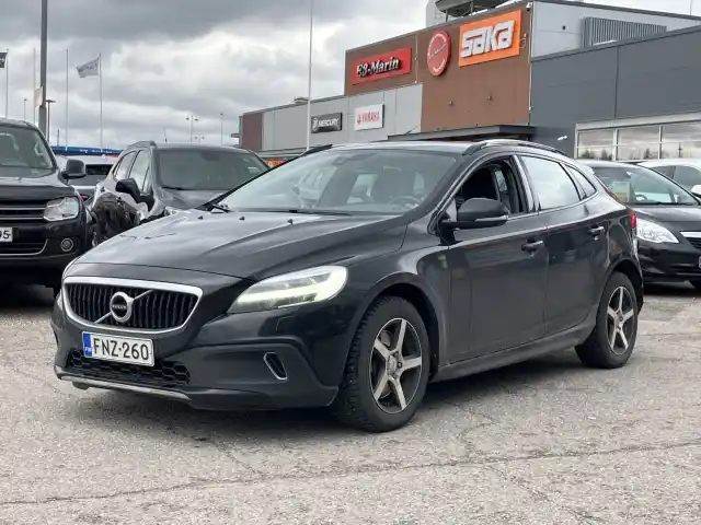 Musta Viistoperä, Volvo V40 Cross Country – FNZ-260