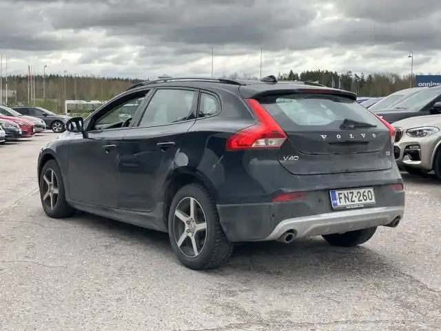 Musta Viistoperä, Volvo V40 Cross Country – FNZ-260