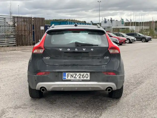 Musta Viistoperä, Volvo V40 Cross Country – FNZ-260