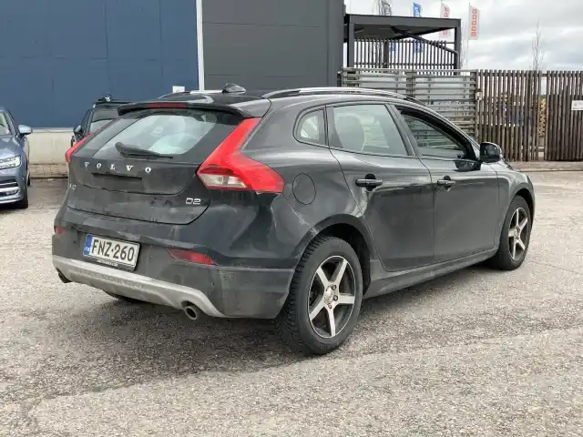 Musta Viistoperä, Volvo V40 Cross Country – FNZ-260