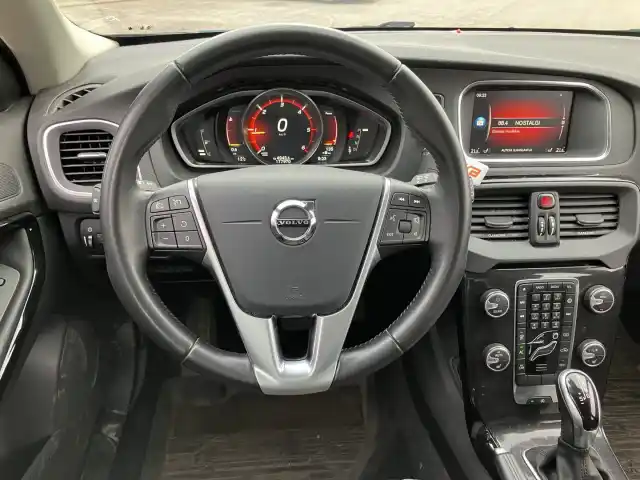 Musta Viistoperä, Volvo V40 Cross Country – FNZ-260