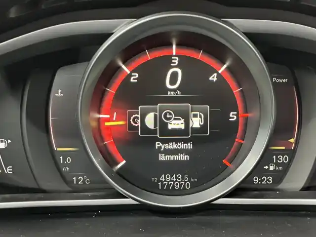 Musta Viistoperä, Volvo V40 Cross Country – FNZ-260