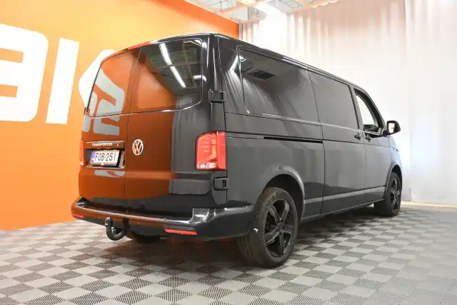 Musta Pakettiauto, Volkswagen Transporter – FOB-251