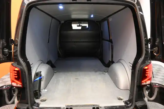 Musta Pakettiauto, Volkswagen Transporter – FOB-251