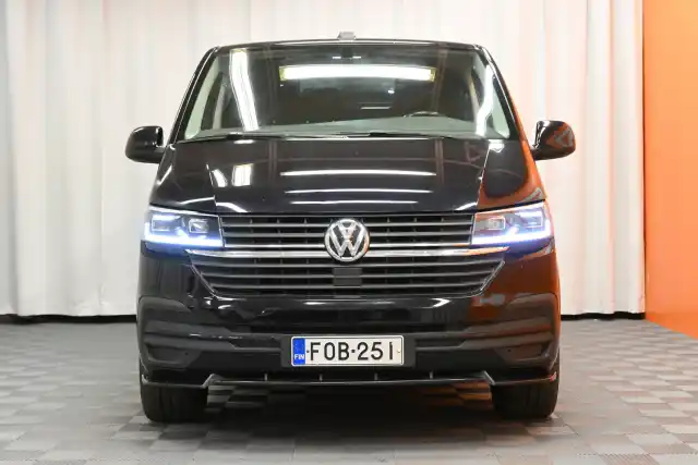 Musta Pakettiauto, Volkswagen Transporter – FOB-251