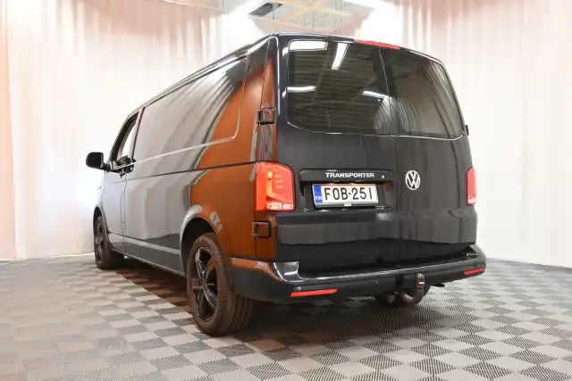 Musta Pakettiauto, Volkswagen Transporter – FOB-251