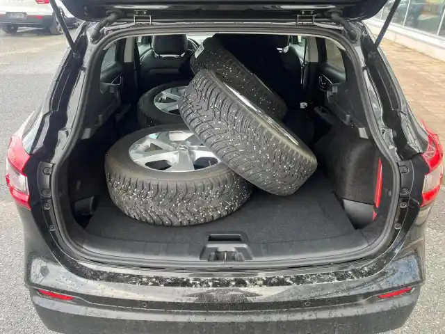 Musta Maastoauto, Nissan Qashqai – FOB-963