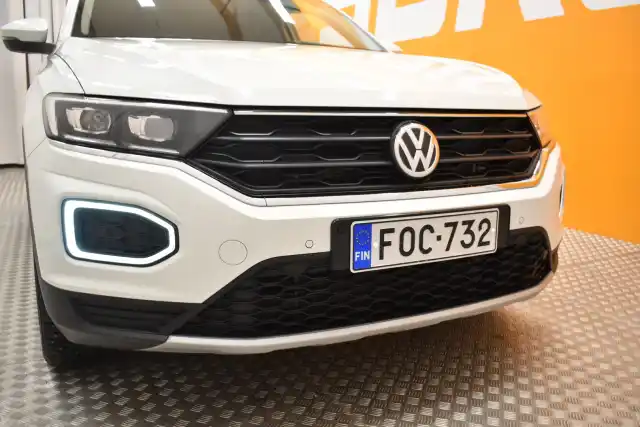 Valkoinen Maastoauto, Volkswagen T-Roc – FOC-732