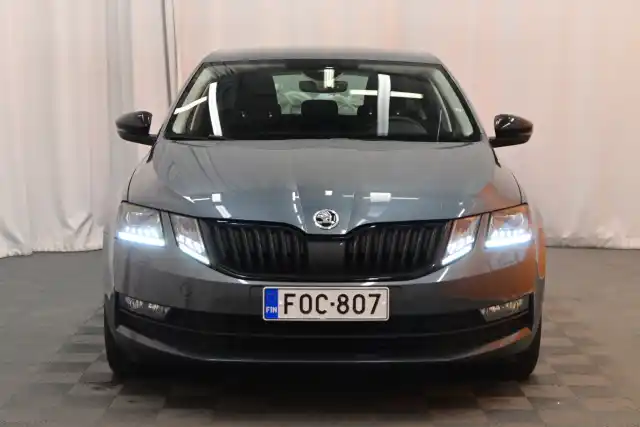 Harmaa Sedan, Skoda Octavia – FOC-807