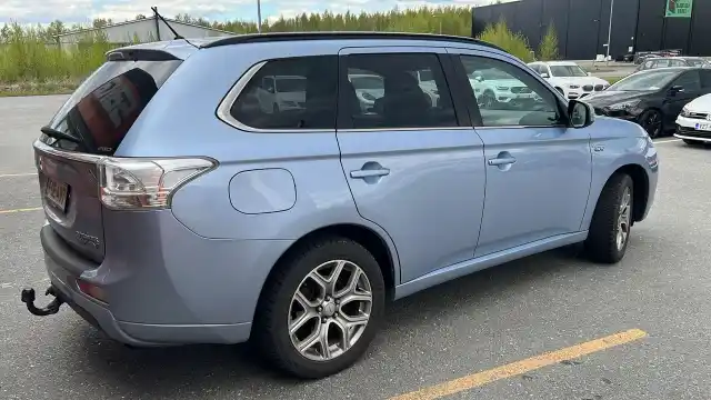 Sininen Maastoauto, Mitsubishi Outlander – FOE-497