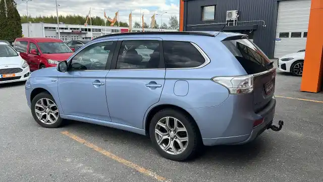 Sininen Maastoauto, Mitsubishi Outlander – FOE-497