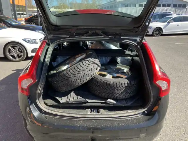 Musta Farmari, Volvo V60 – FOE-518