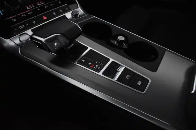 Harmaa Sedan, Audi A6 – FOF-148