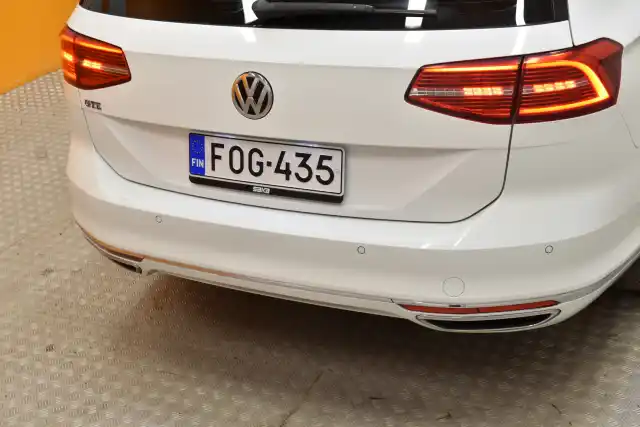 Valkoinen Farmari, Volkswagen Passat – FOG-435