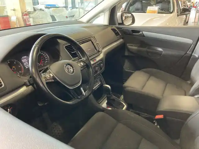 Valkoinen Tila-auto, Volkswagen Sharan – FOG-732