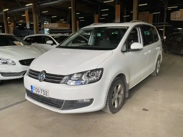 Valkoinen Tila-auto, Volkswagen Sharan – FOG-732