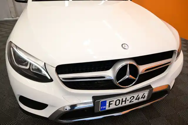 Valkoinen Coupe, Mercedes-Benz GLC – FOH-244