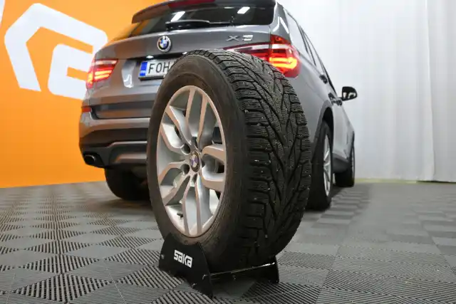 Harmaa Maastoauto, BMW X3 – FOH-343