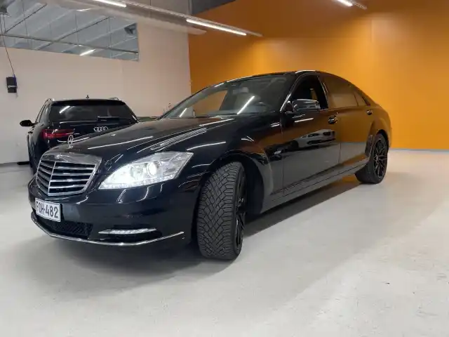 Musta Sedan, Mercedes-Benz S – FOH-482