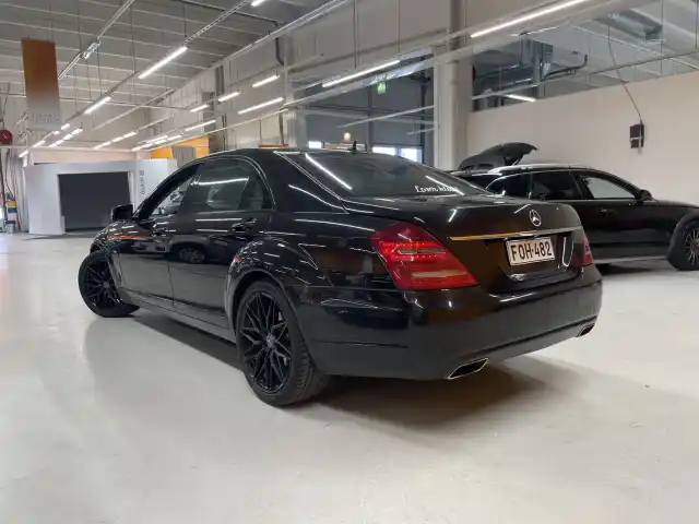 Musta Sedan, Mercedes-Benz S – FOH-482
