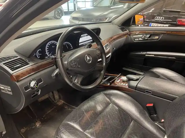 Musta Sedan, Mercedes-Benz S – FOH-482