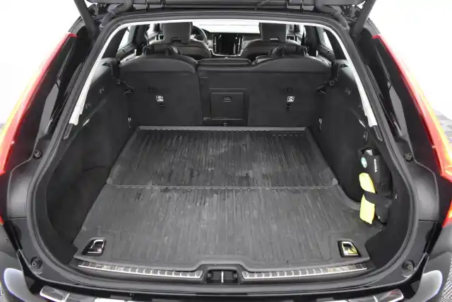Musta Farmari, Volvo V90 – FOH-915