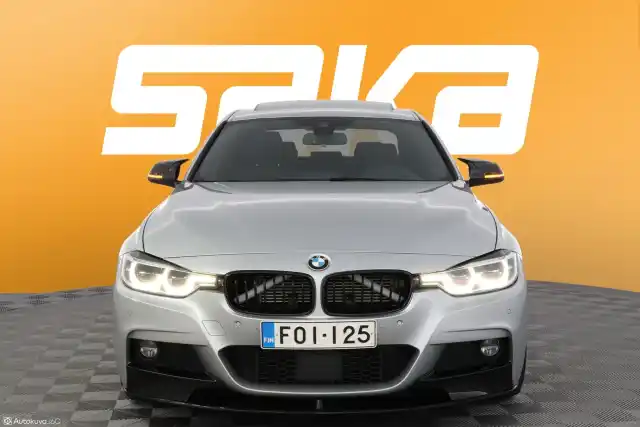 Harmaa Sedan, BMW 330 – FOI-125