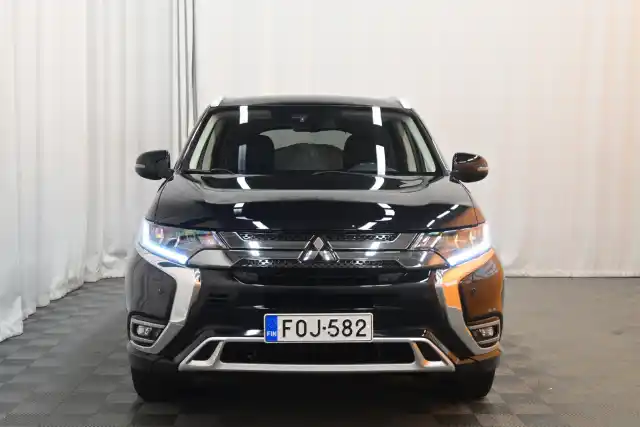 Musta Maastoauto, Mitsubishi Outlander PHEV – FOJ-582