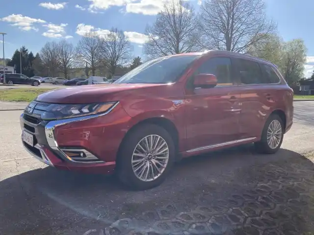Punainen Maastoauto, Mitsubishi Outlander PHEV – FOJ-613