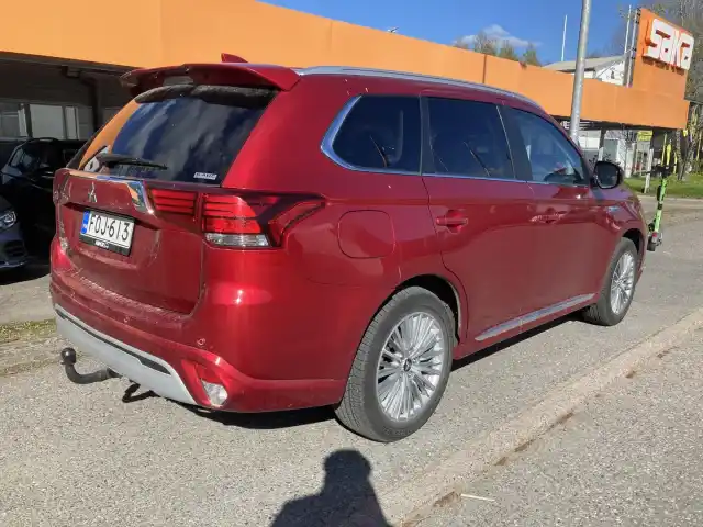 Punainen Maastoauto, Mitsubishi Outlander PHEV – FOJ-613