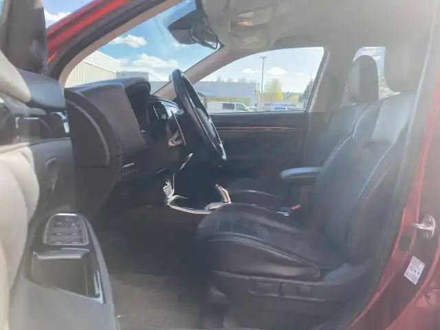 Punainen Maastoauto, Mitsubishi Outlander PHEV – FOJ-613