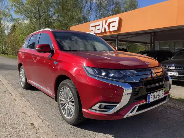 Punainen Maastoauto, Mitsubishi Outlander PHEV – FOJ-613