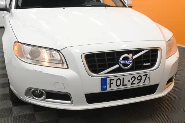 Valkoinen Farmari, Volvo V70 – FOL-297