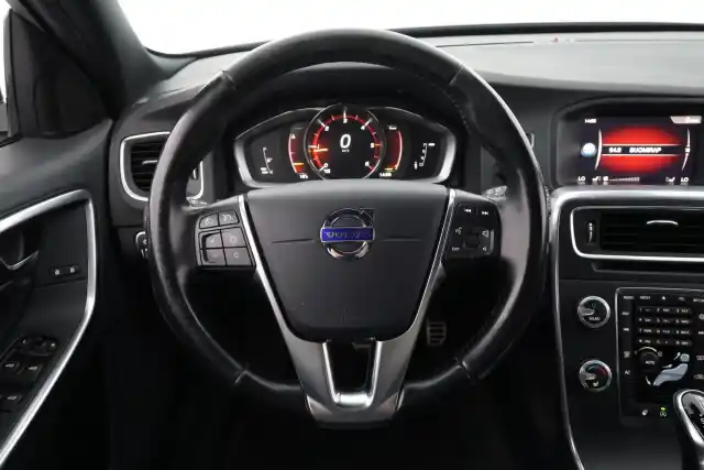 Valkoinen Farmari, Volvo V60 Cross Country – FOL-423