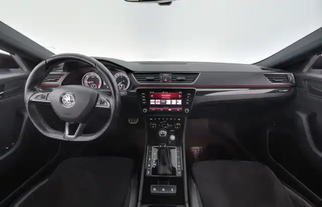 Valkoinen Farmari, Skoda Superb – FON-224