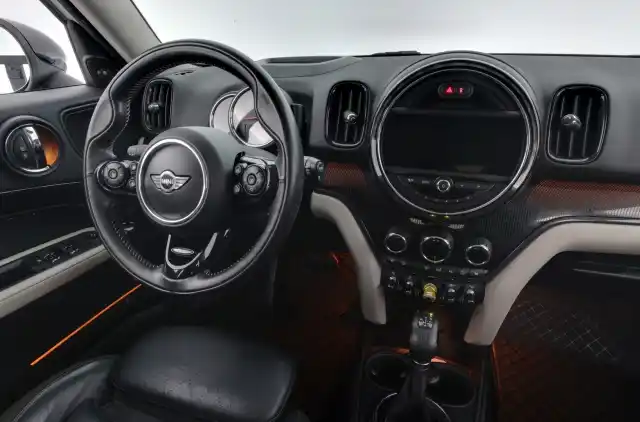 Valkoinen Maastoauto, Mini Countryman – FON-979