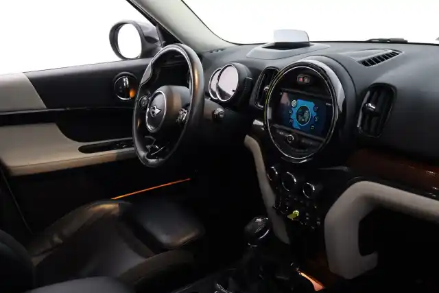 Valkoinen Maastoauto, Mini Countryman – FON-979