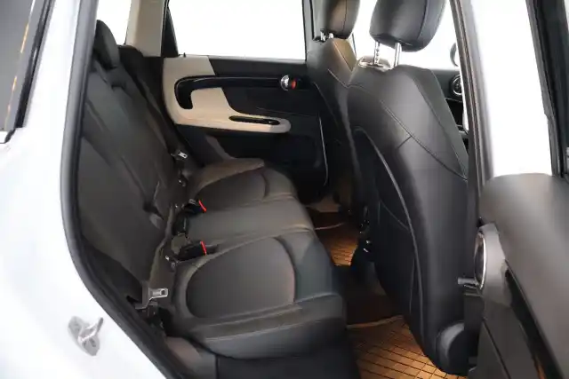 Valkoinen Maastoauto, Mini Countryman – FON-979