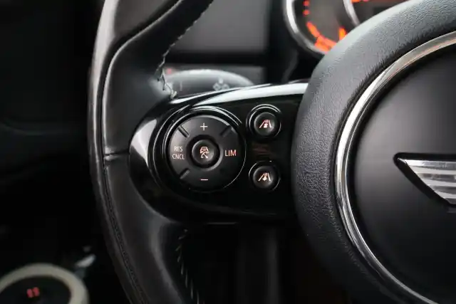 Valkoinen Maastoauto, Mini Countryman – FON-979