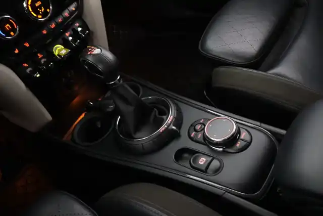 Valkoinen Maastoauto, Mini Countryman – FON-979