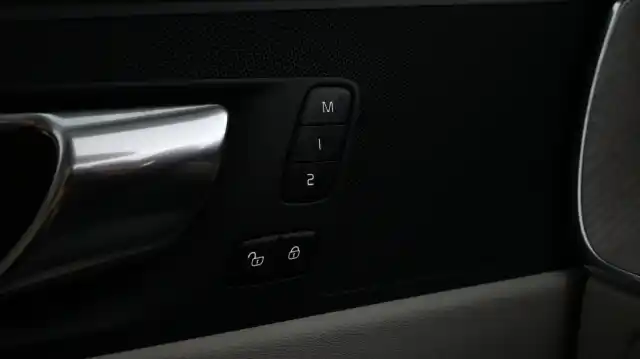 Musta Maastoauto, Volvo XC60 – FOO-490