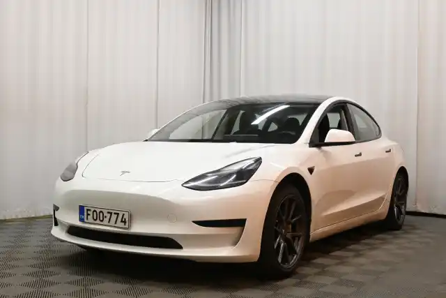 Valkoinen Sedan, Tesla Model 3 – FOO-774