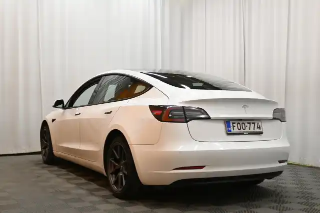 Valkoinen Sedan, Tesla Model 3 – FOO-774