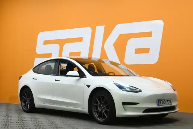 Valkoinen Sedan, Tesla Model 3 – FOO-774