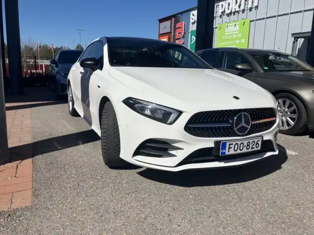 Valkoinen Sedan, Mercedes-Benz A – FOO-826