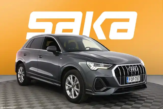Harmaa Maastoauto, Audi Q3 – FOP-757