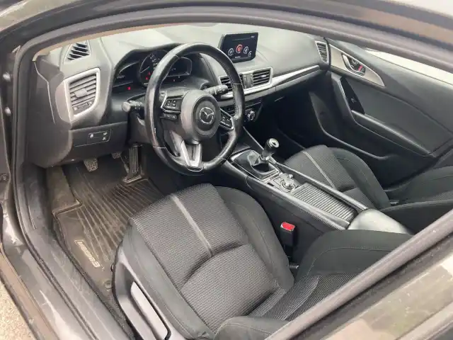 Harmaa Viistoperä, Mazda 3 – FOP-822