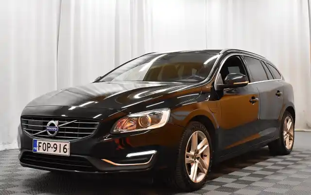 Musta Farmari, Volvo V60 – FOP-916