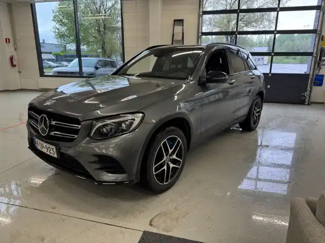Harmaa Maastoauto, Mercedes-Benz GLC – FOP-923